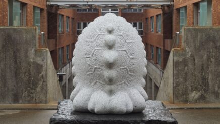 画像：「Shelter-tle」 2025年 930×750×780㎜ 白御影石