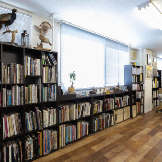 己斐本校　数千冊の資料